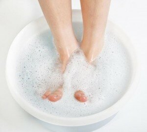Мыть ноги перед применением