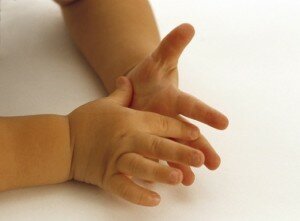 Потеют руки у ребенка
