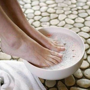 Распарьте ноги в горячей воде
