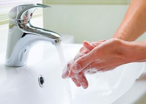 Девушка моет руки